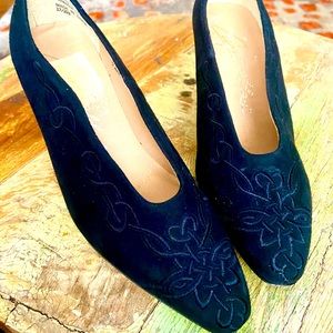 SZ 6 VINTAGE CARESSABLE VELVETY SUEDE HEES